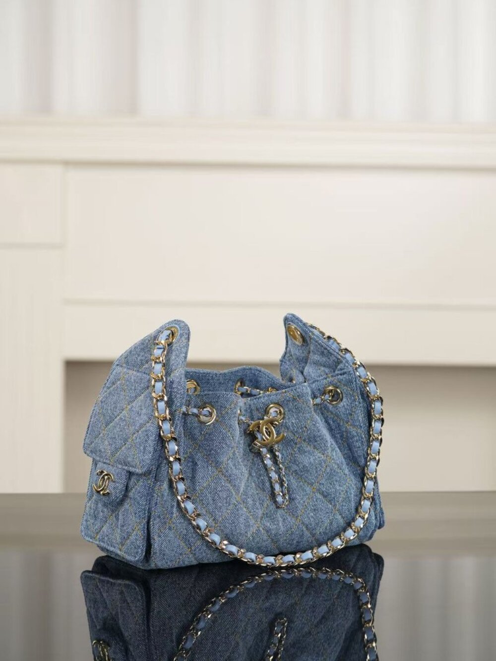 Classic CHANEL Bag: A Stylish and Versatile Choice for Elegance - Picture 4 of 6
